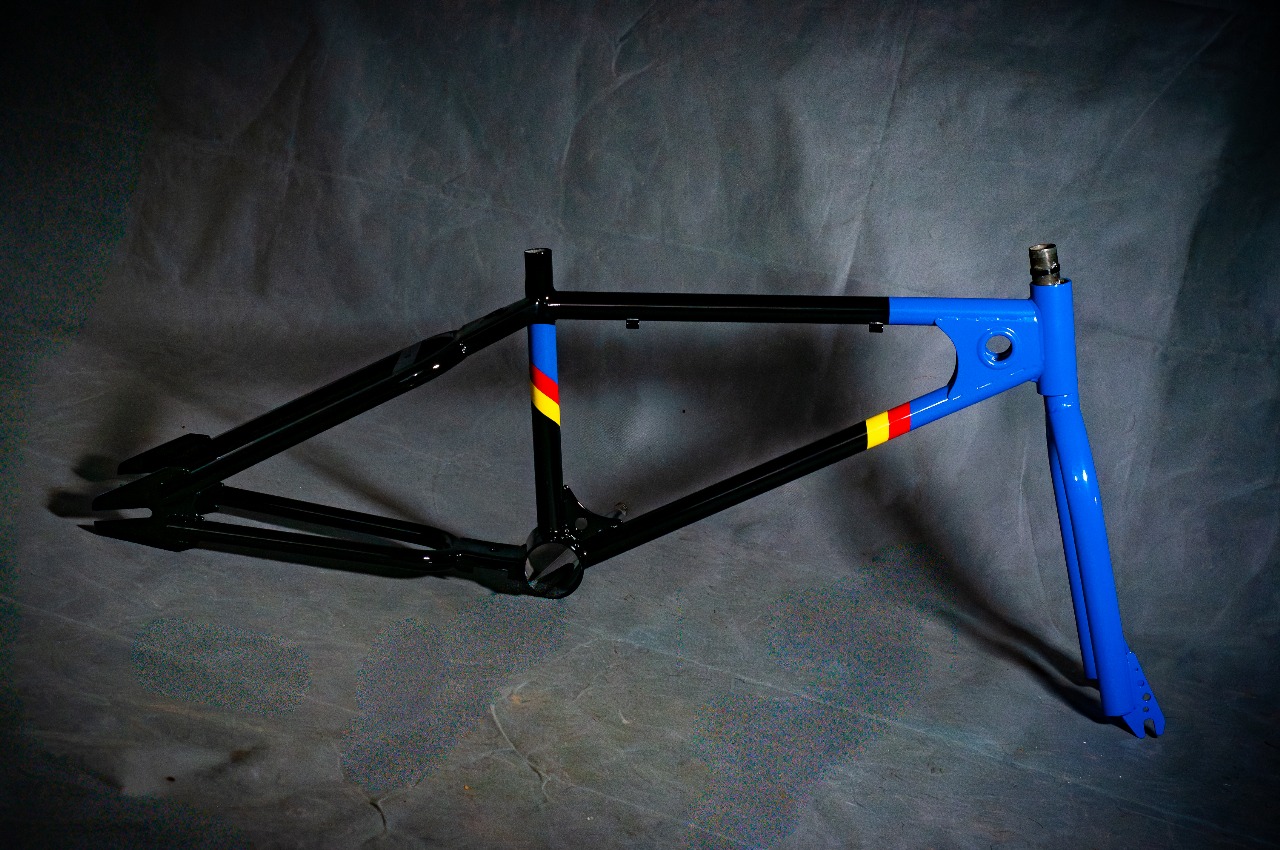 Raleigh Comp III frame restored in black and blue paint
